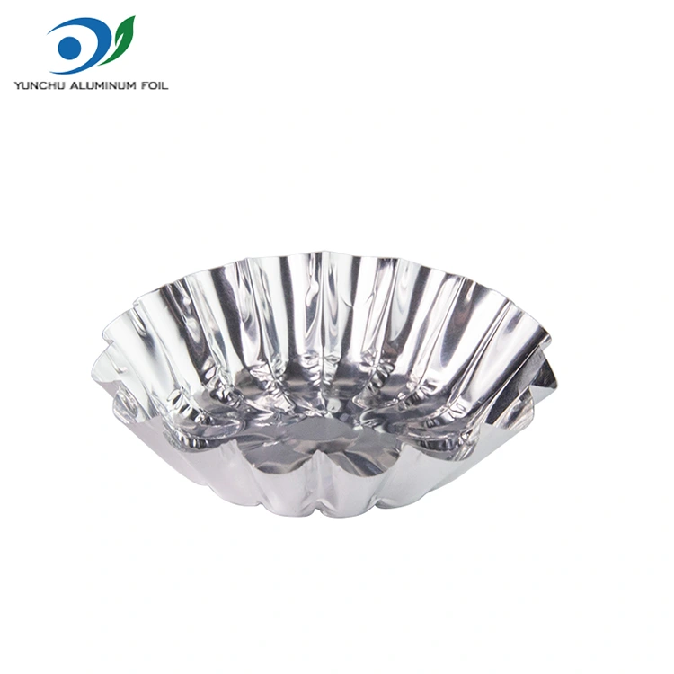 계란 타르트는 에어 프라이어 실버 알루미늄 호일 식품 용기에 구워집니다.