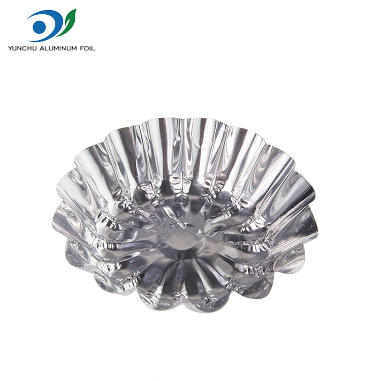 계란 타르트는 에어 프라이어 실버 알루미늄 호일 식품 용기에 구워집니다.