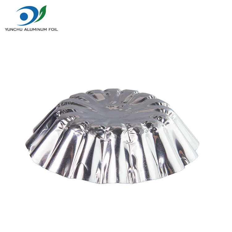 계란 타르트는 에어 프라이어 실버 알루미늄 호일 식품 용기에 구워집니다.